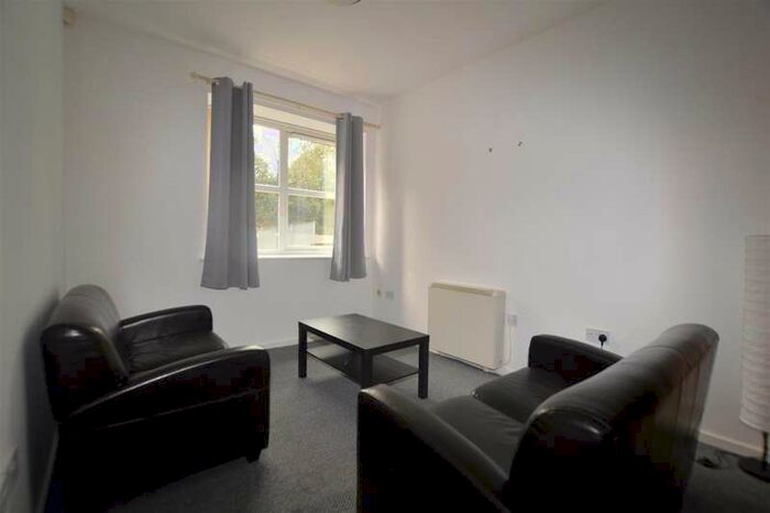 2 Bedroom Apartment To Rent In Brackendale, Thackey, BD10