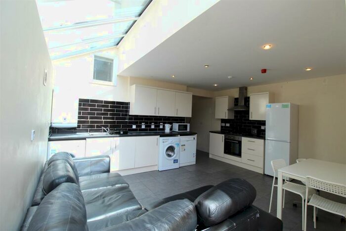 4 Bedroom Flat To Rent In Crwys Road, Cathays, Cardiff, CF24