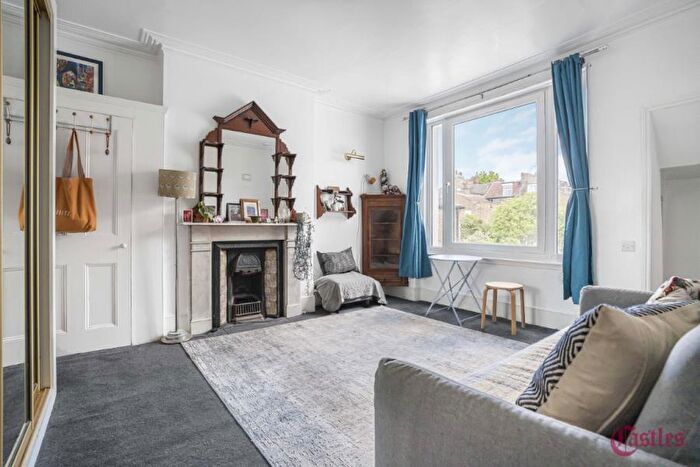 Flat To Rent In Ferme Park Road, Crouch End, N8