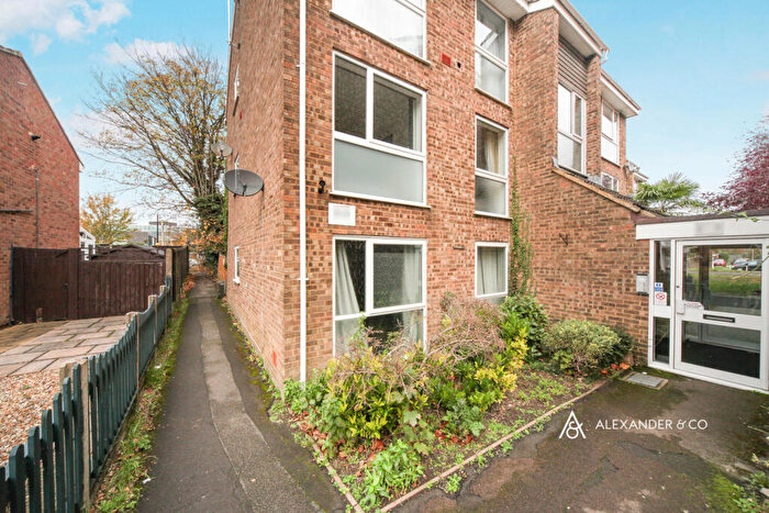 2 Bedroom Flat To Rent In The Mall, Dunstable, Bedfordshire, LU5