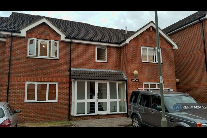 1 Bedroom Flat To Rent In Gogmore Lane, Chertsey, KT16