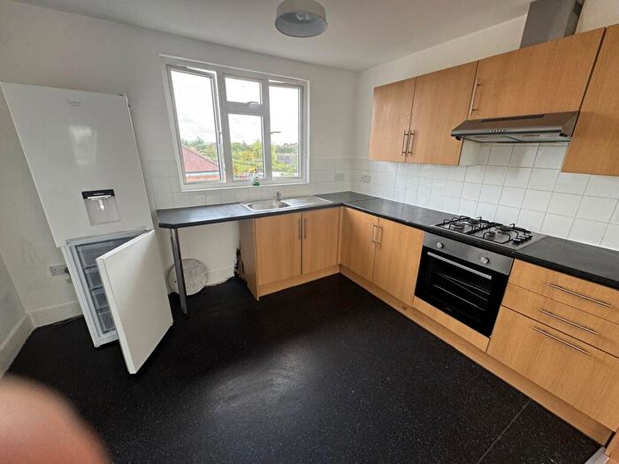 3 Bedroom Flat To Rent In Bacon Lane, Edgware, HA8