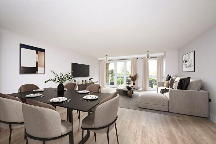3 Bedroom Flat For Sale In Oaklands Park, Littleworth Road, Esher, KT10