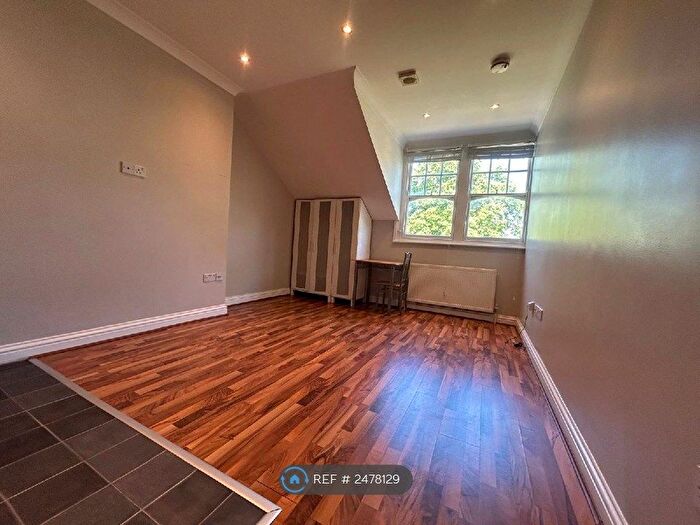 Studio To Rent In Queens Avenue, London, N10