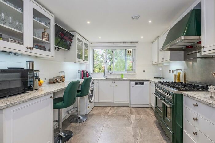 2 Bedroom Flat To Rent In Station Road New Barnet, EN5