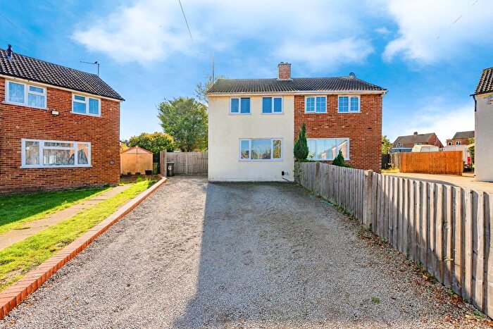 2 Bedroom Semi-Detached House For Sale In Lilac Grove, Luton, Bedfordshire, LU3
