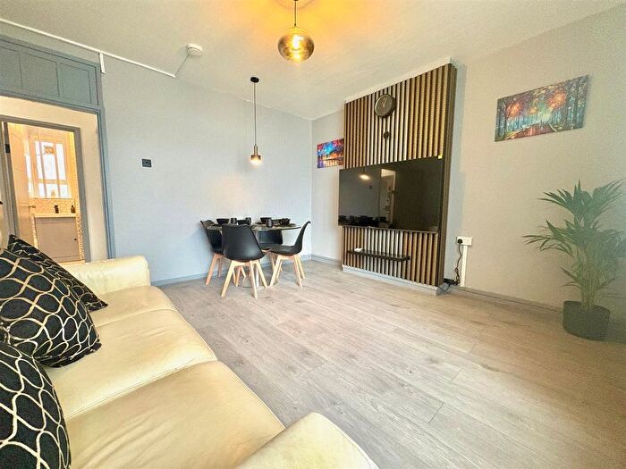 4 Bedroom Flat To Rent In White City Estate, London, W12