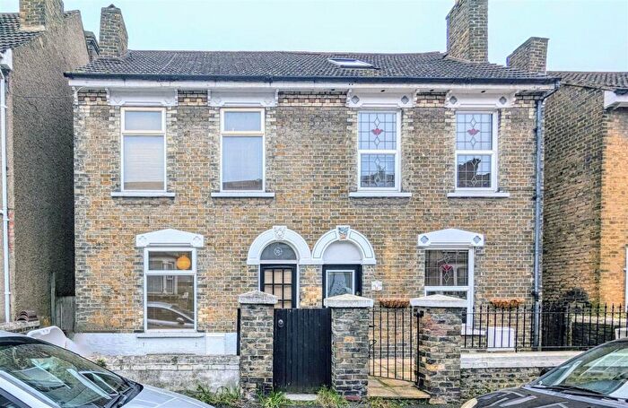 4 Bedroom Semi-Detached House To Rent In Weston Road, Rochester, ME2