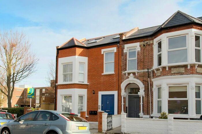 2 Bedroom Flat To Rent In Childebert Road, Heaver Estate, London, SW17