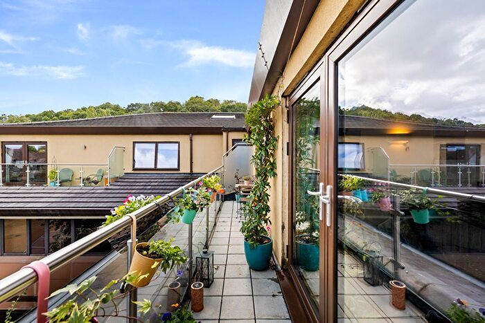 2 Bedroom Flat For Sale In Ref: Gk - Catteshall Lane, Godalming, GU7