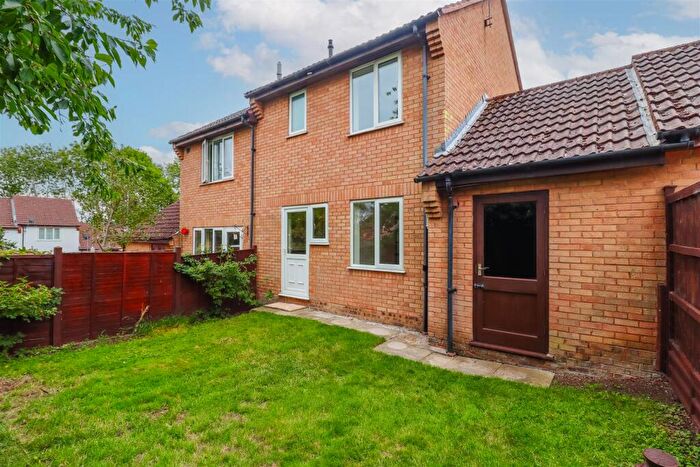 3 Bedroom Semi-Detached House For Sale In The Spinney, Bishops Itchington, CV47