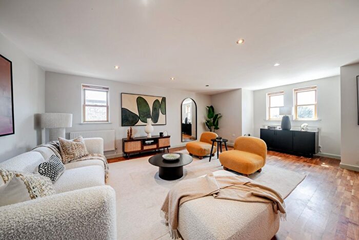 2 Bedroom Flat For Sale In Boundaries Road, Balham, London, SW12