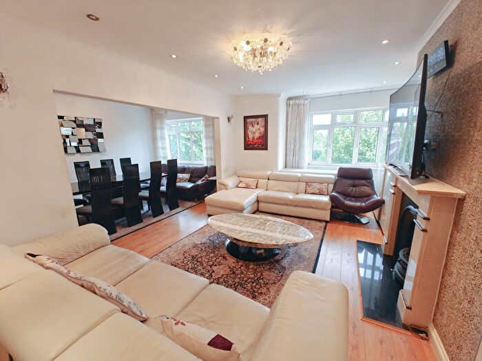 3 Bedroom Apartment For Sale In Elstow Grange, - Brondesbury Park, London, NW6