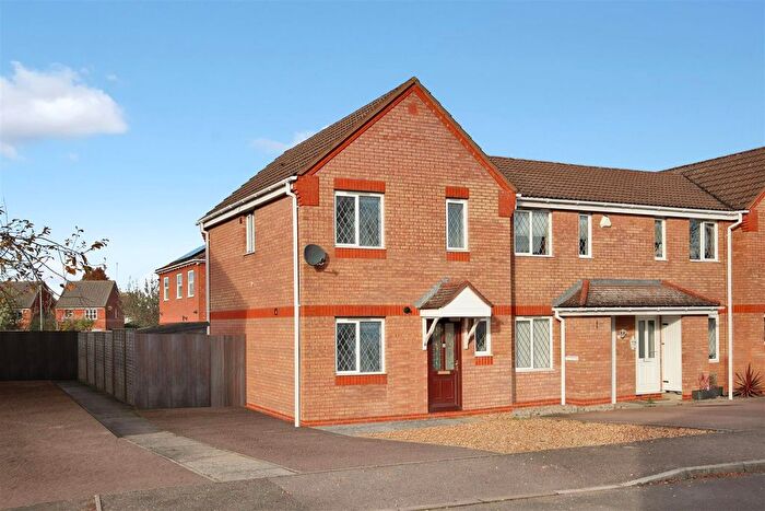 3 Bedroom Semi Detached House For Sale In Daffodil Drive, Rushden, NN10