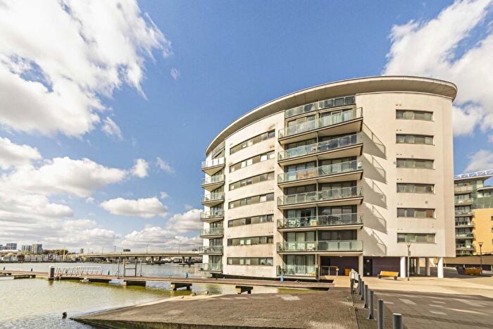2 Bedroom Flat To Rent In Basin Approach, Gallions Reach, E16