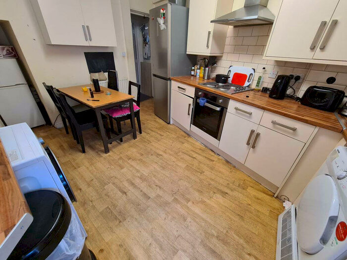 5 Bedroom House To Rent In Hyde Park Terrace, Leeds, LS6