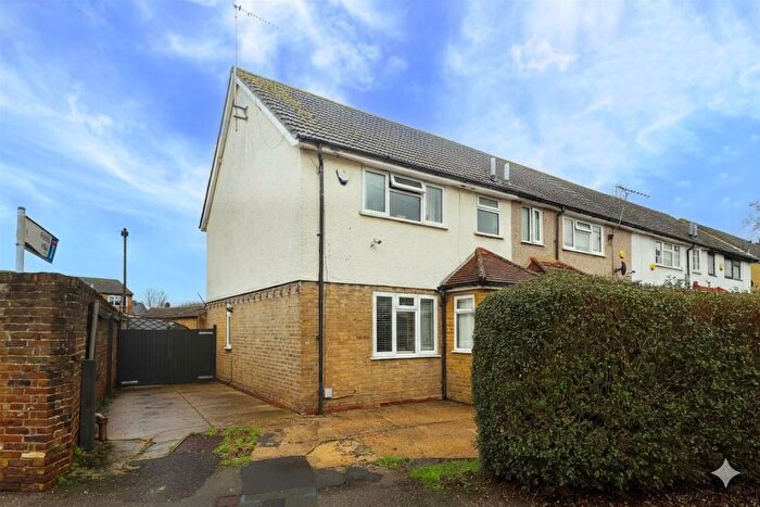 3 Bedroom Semi Detached House For Sale In Frays Waye, Uxbridge, UB8