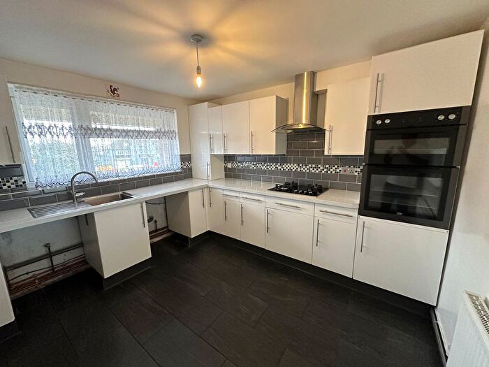 3 Bedroom Flat To Rent In Bounces Road, Edmonton, N9