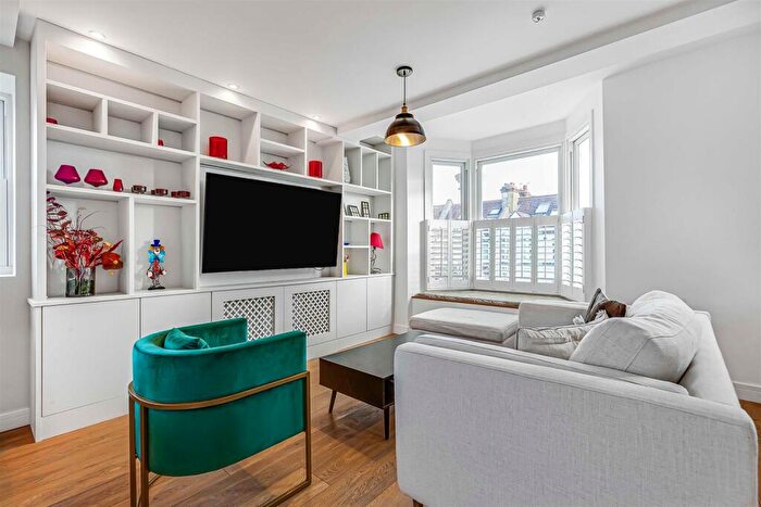 3 Bedroom Maisonette For Sale In White Hart Lane, Barnes, London, SW13