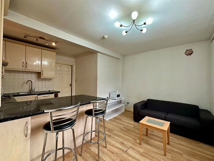 2 Bedroom Flat To Rent In Queens Road, London, SW19
