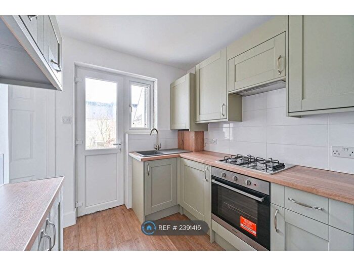 1 Bedroom Flat To Rent In Farm Avenue, London, SW16
