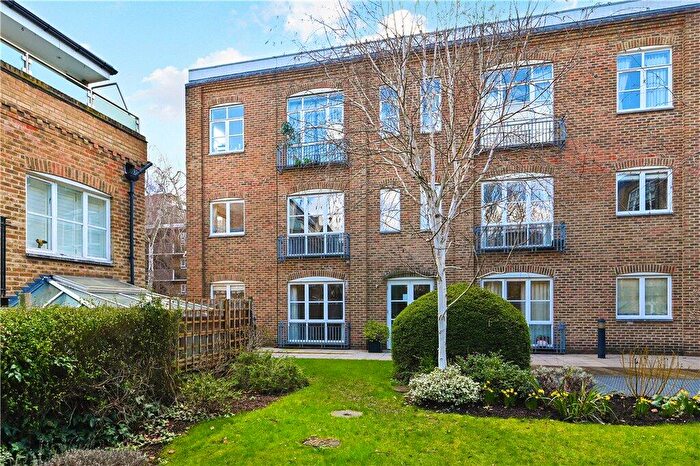 2 Bedroom Flat For Sale In Battersea High Road, London, SW11