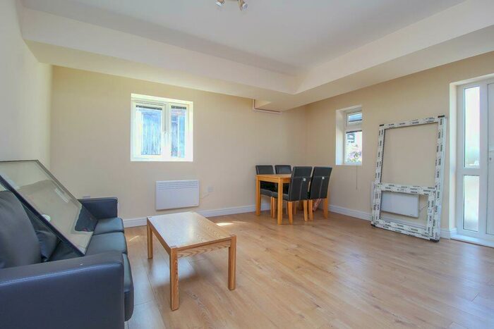 1 Bedroom Flat To Rent In Crofts Street, Roath, Cardiff, CF24