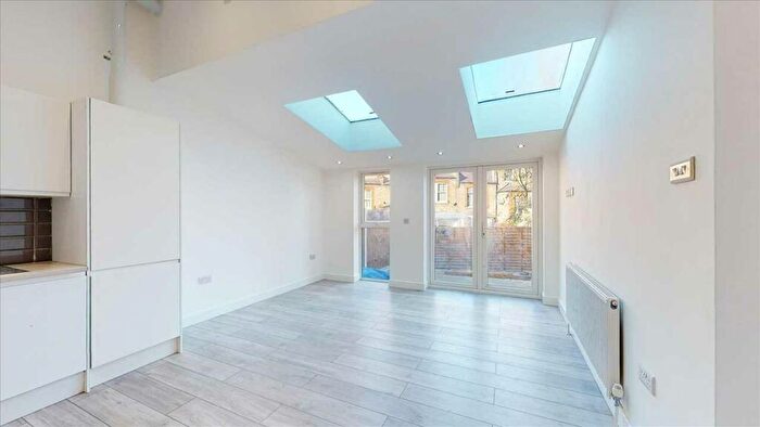 2 Bedroom Flat To Rent In Netherfield Road, London, N12