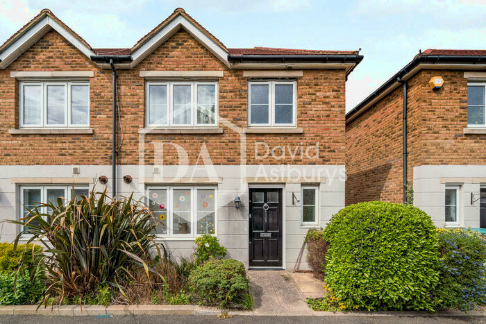 3 Bedroom Mews To Rent In Justin Place, Bounds Green, London, N22