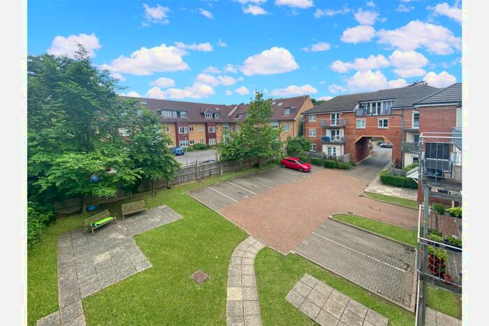 2 Bedroom Flat To Rent In Vipont Court, High Wycombe, HP12