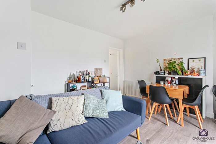 2 Bedroom Flat For Sale In Days Mead, Hatfield, Hertfordshire, AL10
