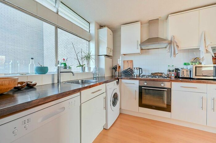 3 Bedroom Flat To Rent In Bloomsbury Close, Ealing, London, W5