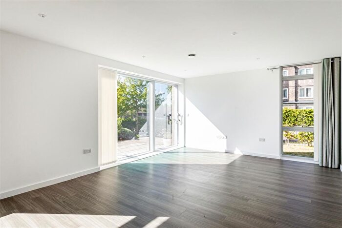 1 Bedroom Flat For Sale In Garden Flat At Beacon Heights, Church Road, Haywards Heath, RH16