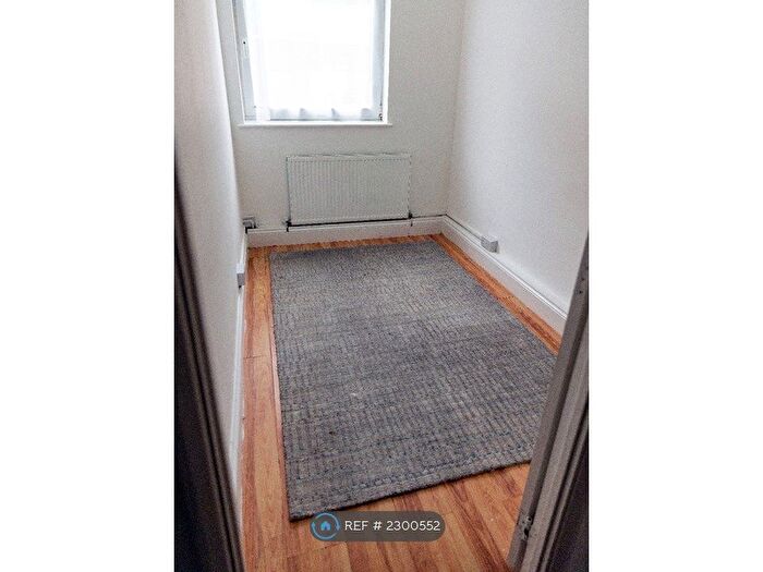 2 Bedroom Flat To Rent In Dudley Court, London, N12