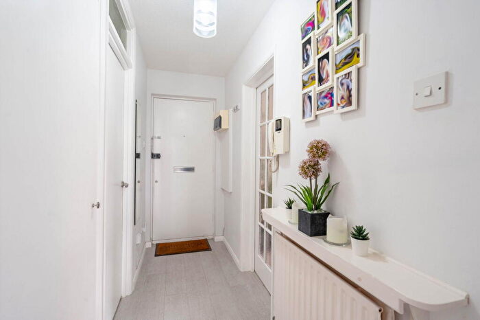 2 Bedroom Apartment For Sale In Taylor Close, St. Albans, AL4