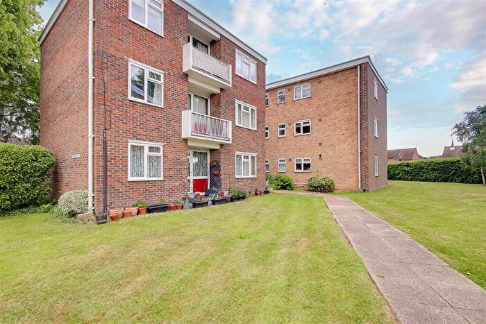 2 Bedroom Flat For Sale In Jupps Lane, Goring, Worthing, BN12