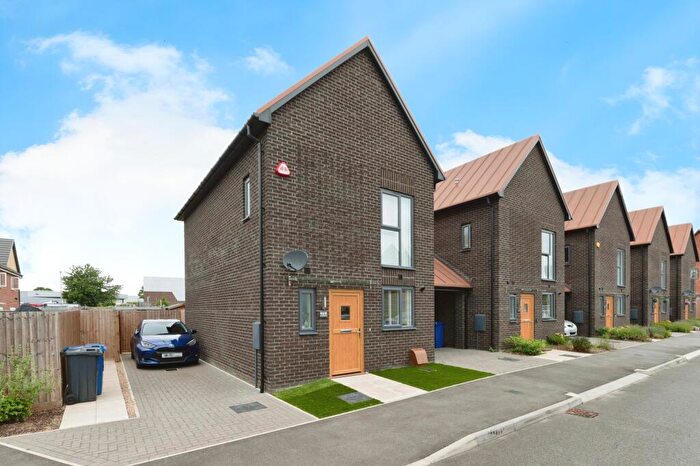 2 Bedroom Link Detached House For Sale In Dovestone Close, West Thurrock, Grays, Essex, RM20