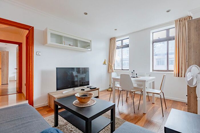 2 Bedroom Flat To Rent In Upper Berkeley Street, London, W1H