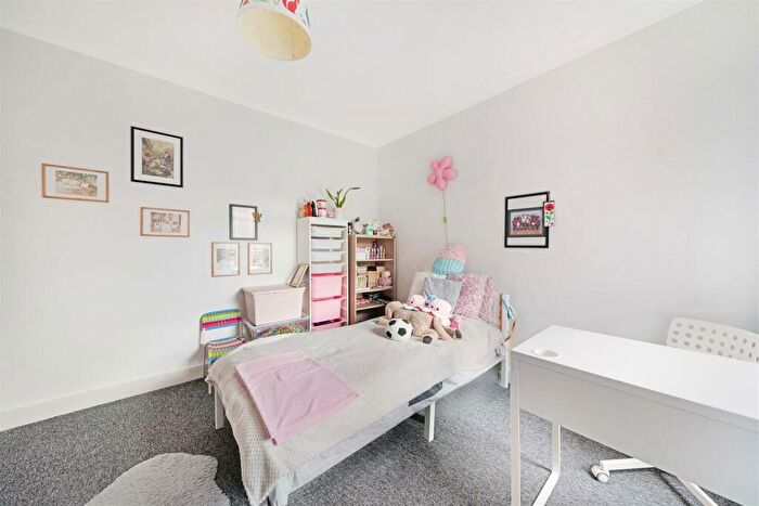 2 Bedroom Apartment To Rent In Diana Road, London, E17