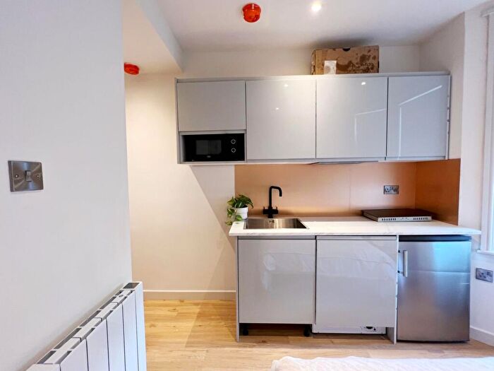 1 Bedroom Flat To Rent In Clarence Villas, Hawks Road, KT1