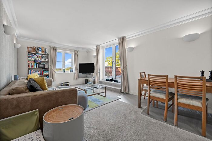 2 Bedroom Flat For Sale In Lordship Lane, East Dulwich, London, SE22