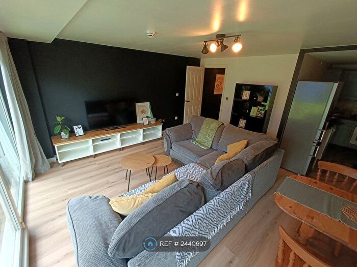 2 Bedroom Flat To Rent In Concord Street, Leeds, LS2