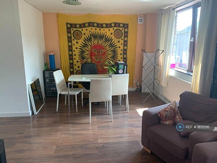 4 Bedroom Flat To Rent In Grove Crescent, Kingston Upon Thames, KT1