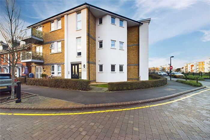 2 Bedroom Flat To Rent In Raven Drive, Maidenhead, Berkshire, SL6
