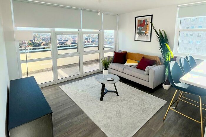 2 Bedroom Flat To Rent In Oldham Road, Manchester, Greater Manchester, M40