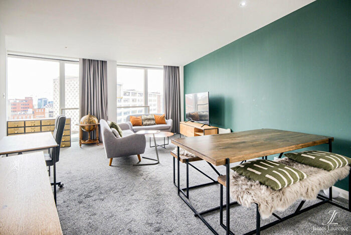 2 Bedroom Apartment To Rent In The Rotunda, New Street, Birmingham City Centre, B2