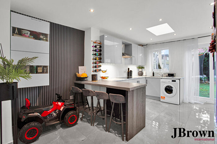 4 Bedroom Terraced House For Sale In Deansbrook Road, Edgware, Middlesex, HA8
