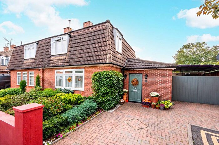 4 Bedroom Semi-detached House For Sale In Latchmere Close, North Kingston, Richmond, TW10