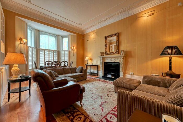 2 Bedroom Flat To Rent In Redcliffe Gardens, London, SW10