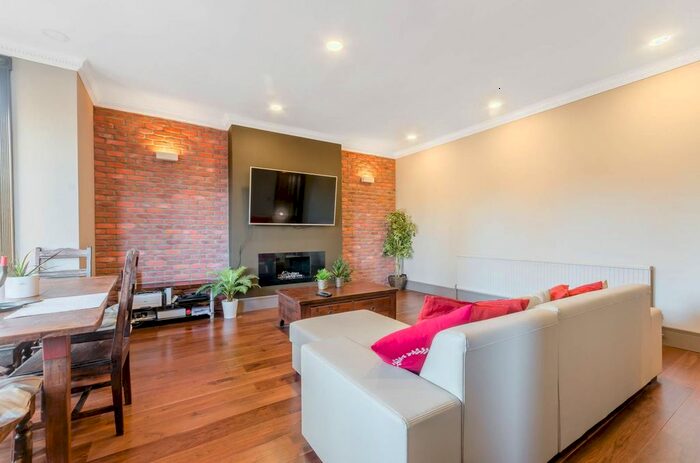 2 Bedroom Flat To Rent In Lake Road, Wimbledon Village, London, SW19